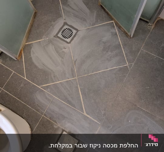 רצפת חדר אמבטיה עם אריחים וניקוז